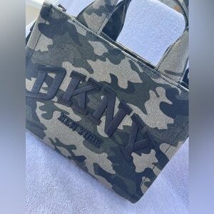 DKNY  Camo Tote crossbody